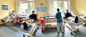 Prof. Clemens Schafmayer (v.l.), Prof. Christian Schmidt und Prof. Daniel Reuter beim Blutspenden