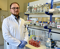 Dr. Marcel Naumann erforscht im Labor die Ursachen für die Entstehung von ALS.