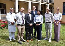 Gruppenbild mit Prof. Oliver Hakenberg (v.l.), Prof. Emil Reisinger, Magnus Fischer, Prof. Bernd Krause, Bundestagsabgeordnete Katrin Zschau, Prof. Christian Junghanß und Kathrin Krumm. 