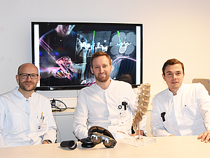 Dr. Patrick Gahr (v.l.), PD Dr. Florian Geßler und Dr. Daniel Dubinski bilden den Nachwuchs auch digital aus. 
