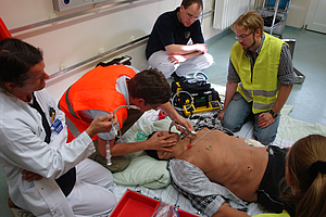 Medizinisches Personal bei einer Übung an einer Puppe