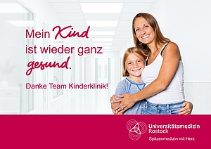 Plakat mit einer Mutter mit Kind, die sich bei der Kinderklinik für die Behandlung bedankt