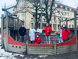 Gruppe Menschen steht auf dem Spielplatz