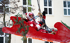 Ein Schlitten mit dem Weihnachtsmann hängt in der Luft