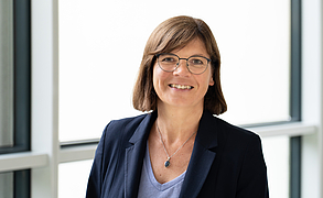 Frau mit dunklen Haaren, Brille