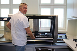 Molekularbiologe Dr. Thomas Köller vom Institut für Medizinische Mikrobiologie, Virologie und Hygiene am neuen Pipettierautomaten