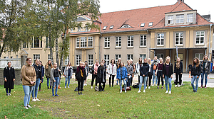 Erster Jahrgang angehender Hebammen