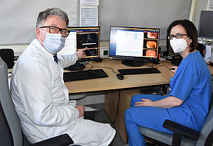 Zwei Ärzte vor Computerbildschirmen