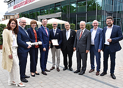 Schlüsselübergabe vor dem UNZ v.l.: Annett Laban (Pflegevorstand), Christian Petersen, (Kaufmännischer Vorstand), Susanne Bowen (Staatssekretärin), Dr. Heiko Geue (Finanzminister), Prof. Christian Junghanß (Ärztlicher Vorstand k.), Prof. Wolfgang Schareck (Rektor), Prof. Emil Reisinger (Dekan und stv. Vorstandsvorsitzender), Dr. Tilmann Schweisfurth und Julian Barlen (SPD)