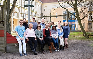 Das SAPV-Team steht in Reihe vor einem Klettergerüst im Hof der Kinderklinik