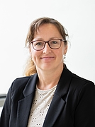 Dunkelblonde Frau mit Brille