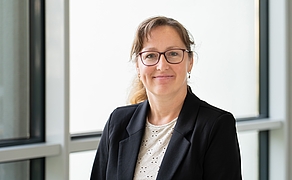 Frau mit dunkelblonden Haaren, Zopf