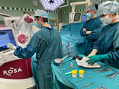 Ärzte im Operationssaale neben dem OP-Roboter