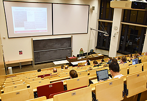 Mitarbeiter sitzen in einem Hörsaal