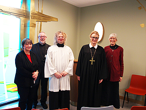 Pastorin Susanne Möckel (v.l.), Pfarrer Michael Sobania, Jan Geldern vom Erzbistum Hamburg, Pröpstin Britta Carstensen vom Evangelisch-Lutherischen Kirchenkreis Mecklenburg und Pastorin Antje Ahlhelm  segneten den Raum der Stille ein. 