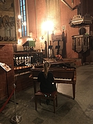 Studenten musizieren in der Kirche