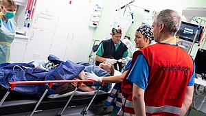 Bei der Großübung am Samstag wurde die Behandlungskette von der Erstversorgung und -diagnose über den Transport bis hin zur klinischen Versorgung im Schockraum geübt.