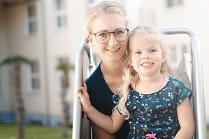 Mutter und Pflegefachkraft mit Kind