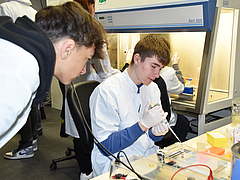 An mehreren Laborstationen konnten die Schüler des Christophorusgymnasiums mehr über die Arbeit der Forscher lernen.