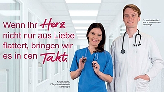 Zwei medizinische Fachkräfte in einem hellen Krankenhausflur, eine Frau in blauer Pflegekleidung mit Stethoskop und ein Mann im weißen Arztkittel mit Stethoskop, daneben roter Text 'Wenn Ihr Herz nicht nur aus Liebe flattert, bringen wir es in den Takt.'