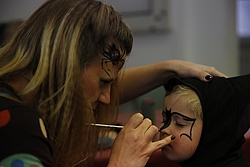 Eine Frau schminkt ein Kind