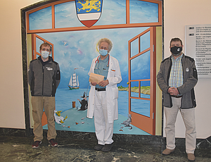 Markus Plehn (l.) und sein Kollege Ekkehard Burzan (r.) haben für die Kinderonkologie gesammelt. Prof. Dr. Carl Friedrich Classen freut sich über den Einsatz.