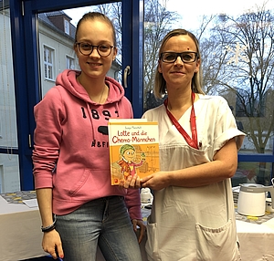 Autorin Sonja Marschall und Stationsleitung Katrin Zwierz