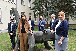 Vor der Kinder- und Jugendklinik: v.l. Prof. Jan Däbritz, Direktor Kinder- und Jugendklinik, Wissenschaftsministerin Bettina Martin, Julian Barlen, gesundheitspolitischer Sprecher SPD-Fraktion, Prof. Michael Kölch, Direktor Klinik für Psychiatrie, Neurologie, Psychosomatik und Psychotherapie im Kindes- und Jugendalter, Prof. Emil C. Reisinger, Wissenschaftlicher Vorstand, Madeleine Sengbusch, ehrenamtliche Initiatorin des schmerzmedizinischen Angebots