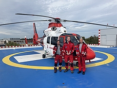 Ein Team der Luftrettung vor einem Hubschrauber auf dem neuen Landeplatz