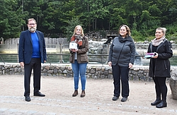 Eine Aktion, zwei gute Taten: Zoodirektor Udo Nagel, Assistenzärztin Ida Maria Wrobel, Gewinnerin Vilma Rittner und Anica Schrein aus der Spenderbetreuung der Unimedizin Rostock.