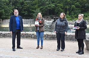 Eine Aktion, zwei gute Taten: Zoodirektor Udo Nagel, Assistenzärztin Ida Maria Wrobel, Gewinnerin Vilma Rittner und Anica Schrein aus der Spenderbetreuung der Unimedizin Rostock.