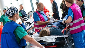 Bei Verletzten wurde mittels einer Triage eine Behandlungsreihenfolge festgelegt.