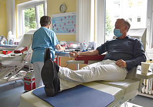 Prof. Daniel Reuter spendet Blut