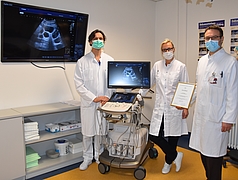 v.l. Dr. Thomas Heller, Kursleiter Ärztekammer M-V, Dr. Christina Hauenstein, Hospitationsleiterin Ärztekammer M-V und Prof. Dr. Marc-André Weber, Kursleiter DEGUM, an einem Ultraschallgerät