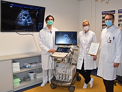 v.l. Dr. Thomas Heller, Kursleiter Ärztekammer M-V, Dr. Christina Hauenstein, Hospitationsleiterin Ärztekammer M-V und Prof. Dr. Marc-André Weber, Kursleiter DEGUM, an einem Ultraschallgerät