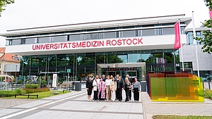 Gruppenfoto vor dem Hauptgebäude der Unimedizin Rostock