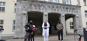 Prof. Dr. Carl Friedrich Classen (Mitte), Leiter des SAPV-Teams, nahm die Spende vor der Kinderklinik entgegen