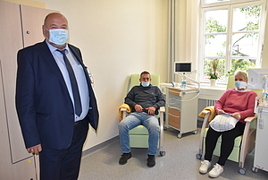 Gesundheitsminister Harry Glawe mit den Patienten Silvio Berg und Antje Köhler