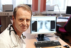 Prof. Dr. Virchow vor einem Röntgenbild der Lunge