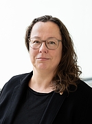 Porträt Frau mit dunklen schulterlangen Haaren