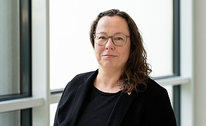 Frau mit dunklen lockigen Haaren