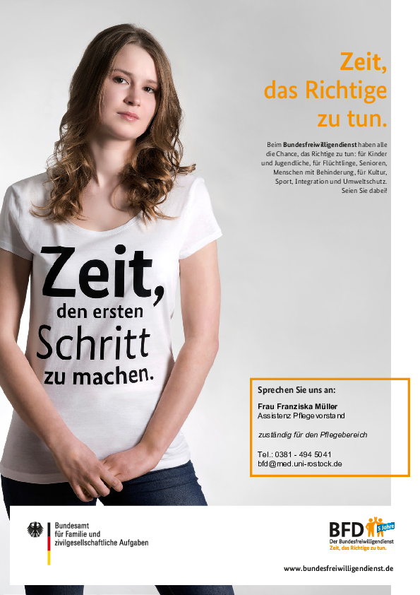 Plakat mit junger Frau in bedrucktem T-Shirt