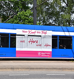 Straßenbahn mit Werbeaufkleber