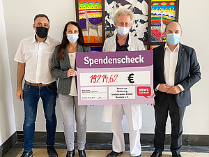 Eine Herzenssache für Rewe-Vertriebsleiter Norbert Richartz (r.) und die Marktleiter André Mau (l.) und Christine Wiedemann (2.v.l.). Für Kinderonkologe Prof. Dr. Carl Friedrich Classen (2.v.r.) ist die große Spende eine schöne Überraschung. 