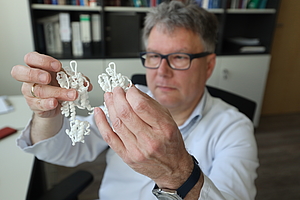 Prof. Dr. Georg Lamprecht mit einem Modell eines SLC26-Transportproteins aus dem 3D-Druck