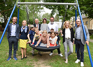 Menschengruppe auf dem Spielplatz