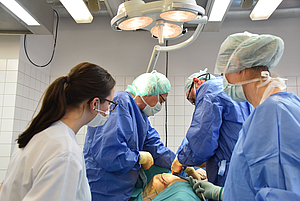Laura Hiepe, Leiterin der Klinischen Anatomie (v.l.), die Chirurgen Dr. Rolf Oerter, Dr. Justus Groß und leitende OP-Schwester Daniela Heinrich