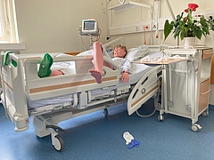 Blick in ein Patientenzimmer. Eine Puppe liegt im Patientenbett