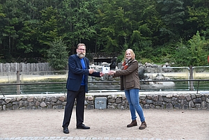 Zoodirektor Udo Nagel freut sich über die Spendenbox aus den Händen von Assistenzärztin Ida Maria Wrobel.