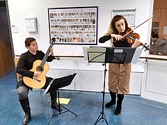 Sushan Gahzaryan (Violine) Nora Shekyan (Gitarre) spielen für Patienten auf der Onkologischen Station